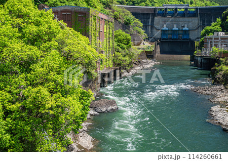 新緑の天ケ瀬ダムと旧志津川発電所　京都府宇治市 114260661