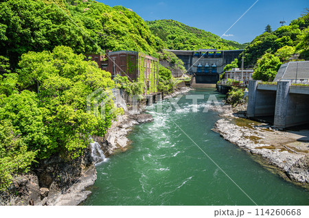 新緑の天ケ瀬ダムと旧志津川発電所 京都府宇治市 新緑の天ケ瀬ダムと旧志津川発電所 京都府宇治市 114260668