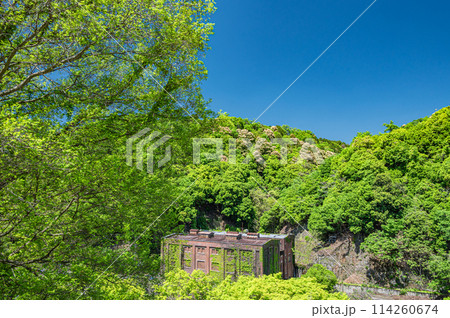 新緑に囲まれた旧宇治川電気志津川発電所跡　京都府宇治市 114260674