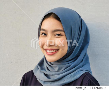 ヒジャブを顔に巻いた若い女性 ヒジャブを顔に巻いた若い女性 114260896