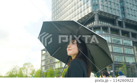都市で日傘をさす女性 114260922