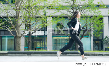 都市を全力疾走する女性ビジネスパーソン 114260955