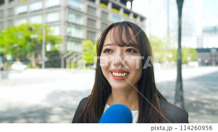 街頭インタビューを受ける女性 街頭インタビューを受ける女性 114260956