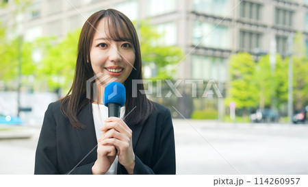 街頭レポートをするレポーター女性 114260957
