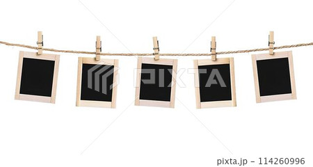 close up of a 5 blank note papers, photo frame on a rope with clothespins white background 114260996