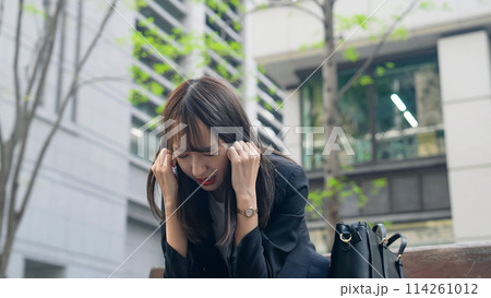 街中で落ち込む女性ビジネスパーソン 114261012