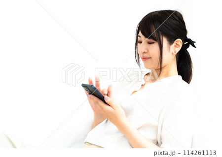 自宅でスマホを触る女性 自宅でスマホを触る女性 114261113