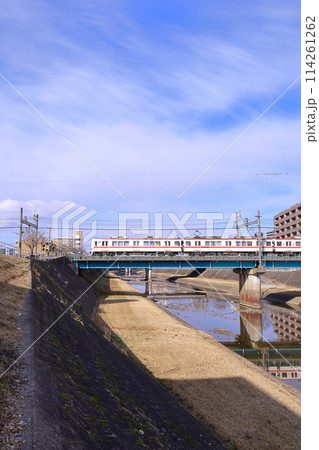 《兵庫県》三田市、武庫川河川敷から三田市街地の風景 114261262
