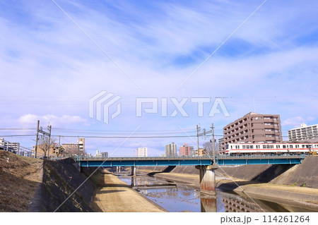 《兵庫県》三田市、武庫川河川敷から三田市街地の風景 114261264
