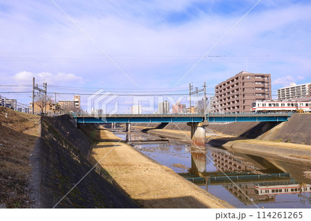 《兵庫県》三田市、武庫川河川敷から三田市街地の風景 114261265