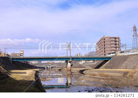 《兵庫県》三田市、武庫川河川敷から三田市街地の風景 《兵庫県》三田市、武庫川河川敷から三田市街地の風景 114261271