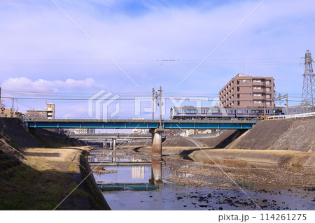 《兵庫県》三田市、武庫川河川敷から三田市街地の風景 《兵庫県》三田市、武庫川河川敷から三田市街地の風景 114261275