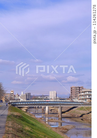 《兵庫県》三田市、武庫川河川敷から三田市街地の風景 《兵庫県》三田市、武庫川河川敷から三田市街地の風景 114261278
