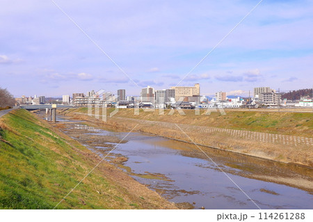 《兵庫県》三田市、武庫川河川敷から三田市街地の風景 《兵庫県》三田市、武庫川河川敷から三田市街地の風景 114261288