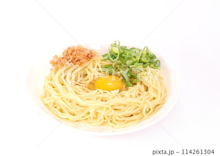 釜玉ラーメン 釜揚げ玉子ラーメン 新しい食べ方 明るい背景 釜玉ラーメン 釜揚げ玉子ラーメン 新しい食べ方 明るい背景 114261304