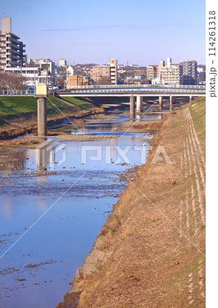 《兵庫県》三田市、武庫川河川敷から三田市街地の風景 《兵庫県》三田市、武庫川河川敷から三田市街地の風景 114261318