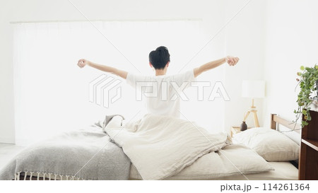 目覚めて伸びをする男性 目覚めて伸びをする男性 114261364