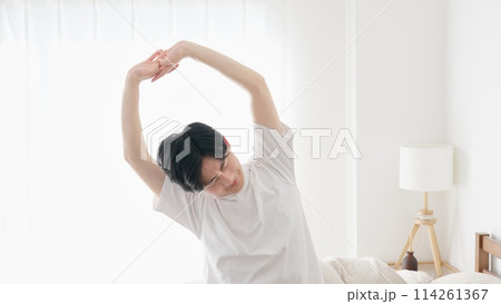 目覚めて伸びをする男性 目覚めて伸びをする男性 114261367