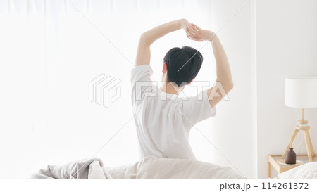 目覚めて伸びをする男性 目覚めて伸びをする男性 114261372