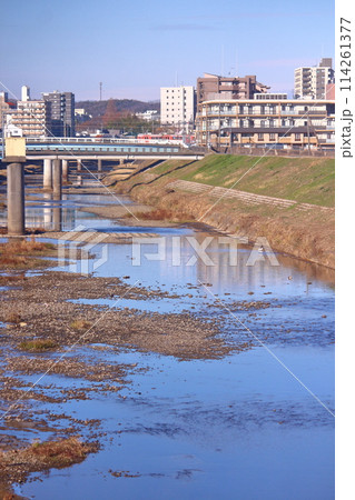 《兵庫県》三田市、武庫川河川敷から三田市街地の風景 114261377