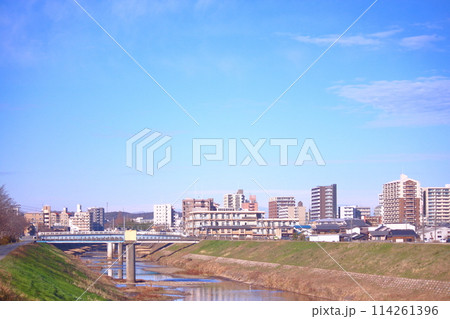 《兵庫県》三田市、武庫川河川敷から三田市街地の風景 《兵庫県》三田市、武庫川河川敷から三田市街地の風景 114261396
