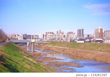 《兵庫県》三田市、武庫川河川敷から三田市街地の風景 《兵庫県》三田市、武庫川河川敷から三田市街地の風景 114261397