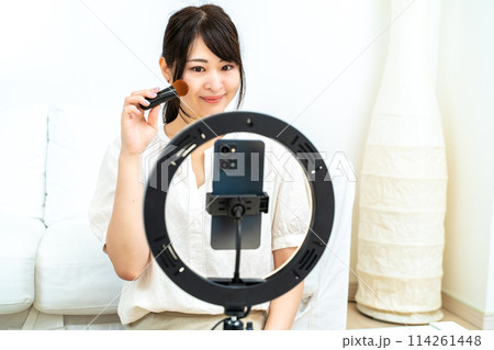 動画配信をする女性 動画配信をする女性 114261448