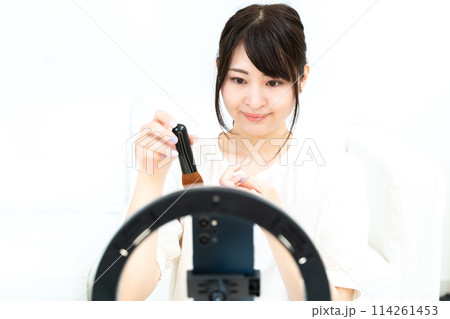 動画配信をする女性 動画配信をする女性 114261453