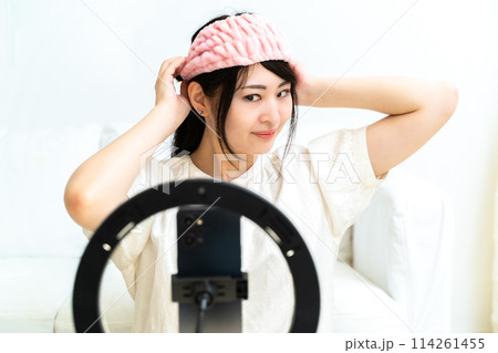 動画配信をする女性 動画配信をする女性 114261455