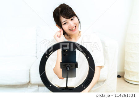動画配信をする女性 動画配信をする女性 114261531