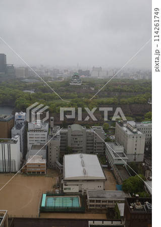 大阪城を望む春の長雨、四月、タワーマンションのラウンジより大阪城公園を望む 114261749
