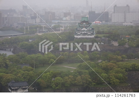 大阪城を望む春の長雨、四月、タワーマンションのラウンジより大阪城公園を望む 大阪城を望む春の長雨、四月、タワーマンションのラウンジより大阪城公園を望む 114261763
