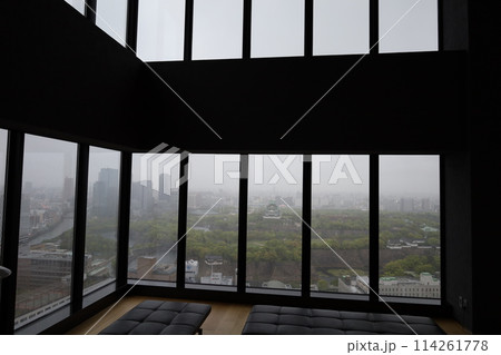 大阪城を望む春の長雨、四月、タワーマンションのラウンジより大阪城公園を望む 114261778