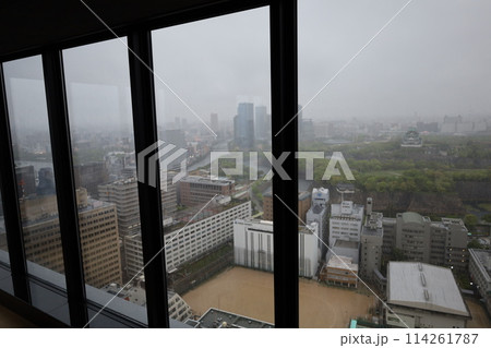 大阪城を望む春の長雨、四月、タワーマンションのラウンジより大阪城公園を望む 114261787