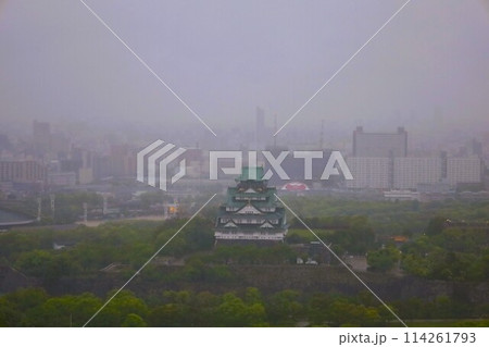 大阪城を望む春の長雨、四月、タワーマンションのラウンジより大阪城公園を望む 114261793