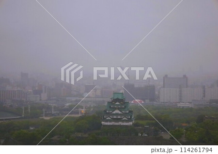 大阪城を望む春の長雨、四月、タワーマンションのラウンジより大阪城公園を望む 大阪城を望む春の長雨、四月、タワーマンションのラウンジより大阪城公園を望む 114261794