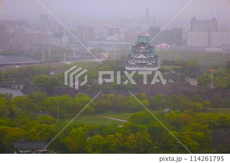 大阪城を望む春の長雨、四月、タワーマンションのラウンジより大阪城公園を望む 大阪城を望む春の長雨、四月、タワーマンションのラウンジより大阪城公園を望む 114261795