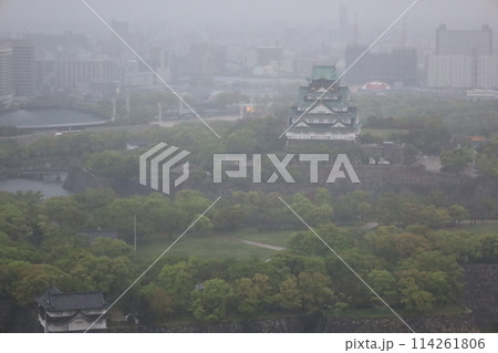 大阪城を望む春の長雨、四月、タワーマンションのラウンジより大阪城公園を望む 大阪城を望む春の長雨、四月、タワーマンションのラウンジより大阪城公園を望む 114261806