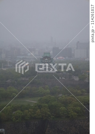 大阪城を望む春の長雨、四月、タワーマンションのラウンジより大阪城公園を望む 大阪城を望む春の長雨、四月、タワーマンションのラウンジより大阪城公園を望む 114261817