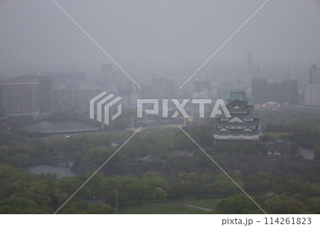 大阪城を望む春の長雨、四月、タワーマンションのラウンジより大阪城公園を望む 大阪城を望む春の長雨、四月、タワーマンションのラウンジより大阪城公園を望む 114261823