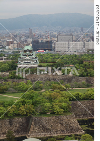 大阪城を望む春の長雨、四月、タワーマンションのラウンジより大阪城公園を望む 大阪城を望む春の長雨、四月、タワーマンションのラウンジより大阪城公園を望む 114261863