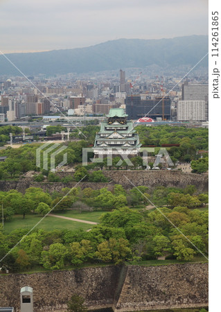 大阪城を望む春の長雨、四月、タワーマンションのラウンジより大阪城公園を望む 大阪城を望む春の長雨、四月、タワーマンションのラウンジより大阪城公園を望む 114261865