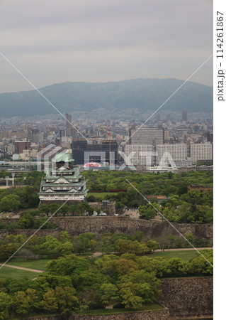 大阪城を望む春の長雨、四月、タワーマンションのラウンジより大阪城公園を望む 114261867
