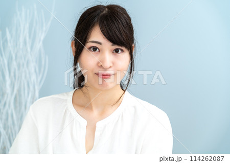 自宅でくつろぐ女性 114262087