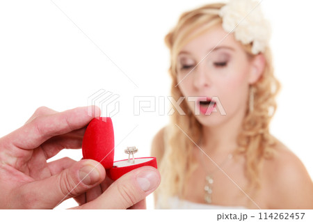 couple with wedding ring and gift box 114262457