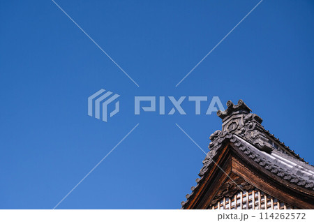 青空と屋根瓦 114262572