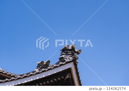 青空と屋根瓦 青空と屋根瓦 114262574