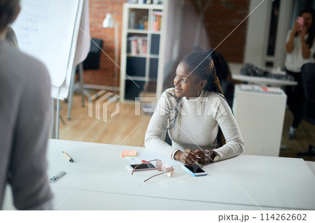 Businesswoman sitting at the table and listening to the client's offer 114262602