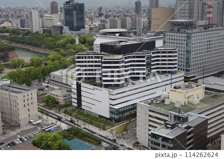 大阪城を望む春の長雨、四月、タワーマンションのラウンジより大阪城公園を望む 114262624