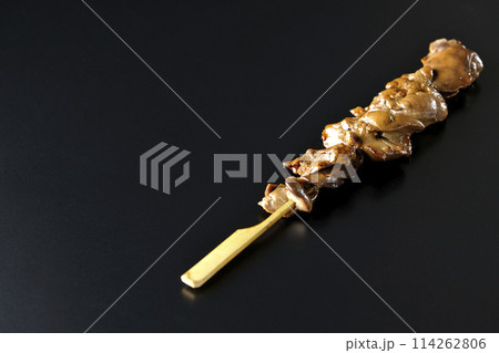 焼き鳥、レバーを黒背景で撮影 焼き鳥、レバーを黒背景で撮影 114262806